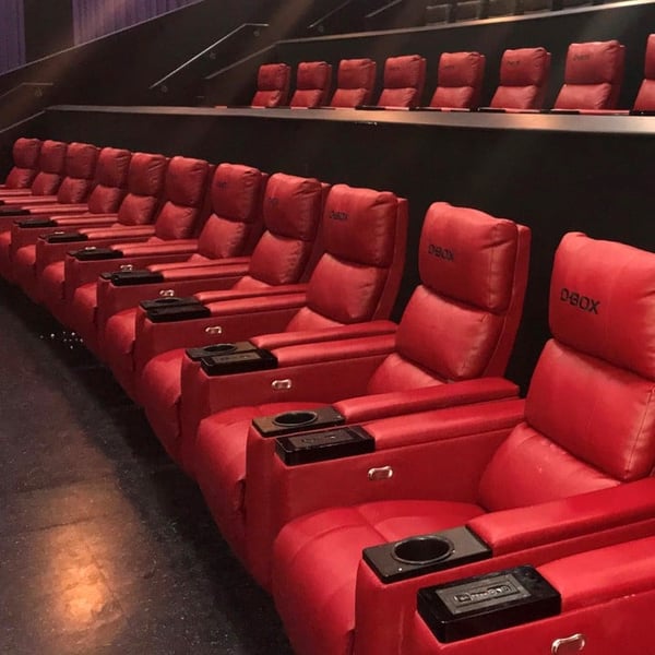 Une salle de cinéma avec des chaises haptiques de D-BOX