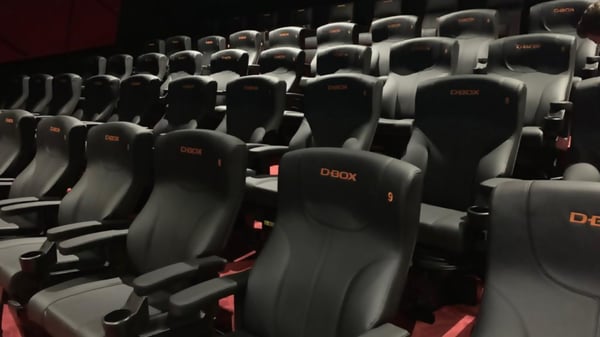 Auditorium de cinéma avec sièges D-BOX