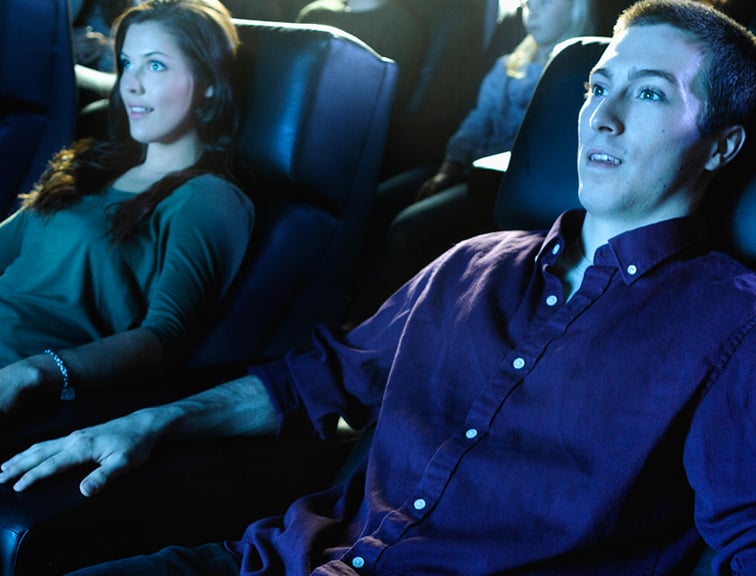 Couple regardant un film sur des sièges haptiques