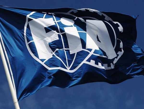 Un drapeau avec le logo de la FIA
