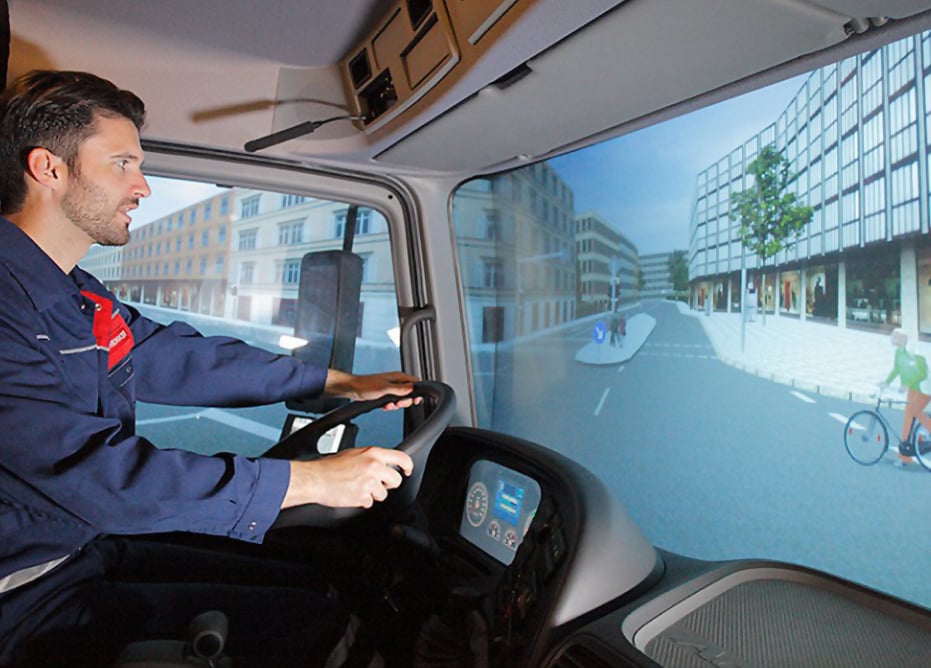 Homme utilisant un simulateur professionnel de véhicule lourd D-BOX