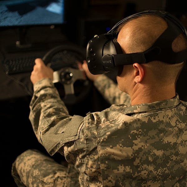 Militaire utilisant la réalité virtuelle et l'haptique pour la formation